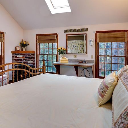 Breakfast On The Connecticut Bed and Breakfast Lyme Exteriör bild